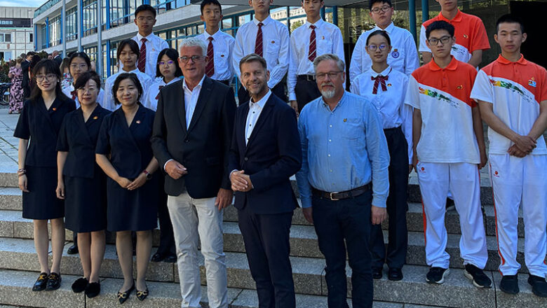 Chinesische Schülerinnen und Schüler im Rathaus empfangen