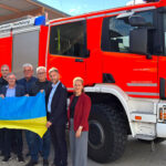 Großtanklöschfahrzeug und Minibus mit Rollstuhlrampe