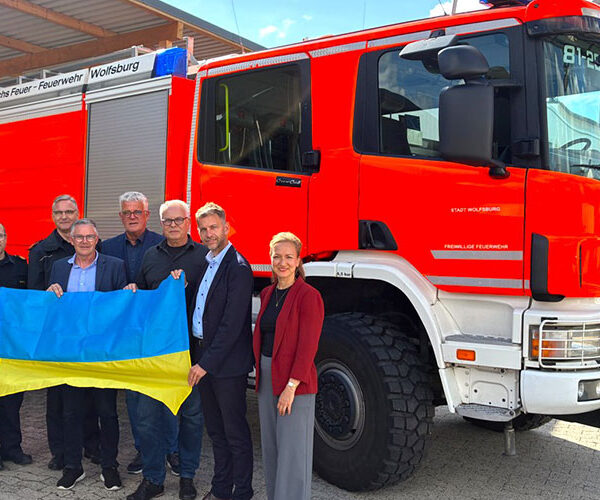Großtanklöschfahrzeug und Minibus mit Rollstuhlrampe