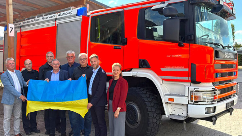 Großtanklöschfahrzeug und Minibus mit Rollstuhlrampe