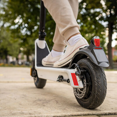 E-Scooter-Fahrer flüchtet vor Polizeikontrolle – Polizei gibt Hinweise zu gefährlichem Social-Media-Trend