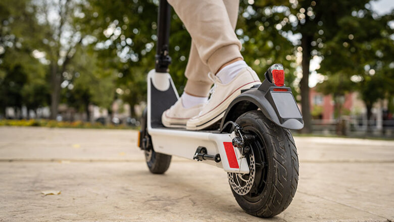 E-Scooter-Fahrer flüchtet vor Polizeikontrolle – Polizei gibt Hinweise zu gefährlichem Social-Media-Trend