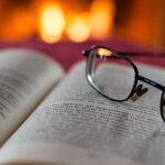 Michael Itschert liest in der Bibliothek