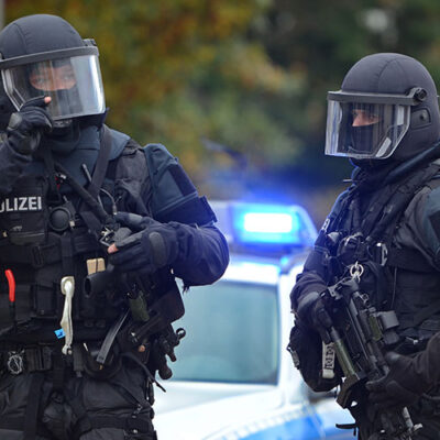 Polizei Wolfsburg nimmt Tatverdächtige nach Durchsuchungsmaßnahmen wegen des Verdachts schwerer Raubtaten fest
