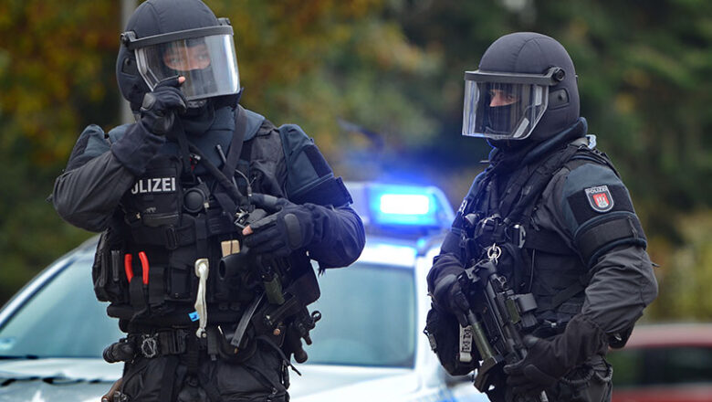 Polizei Wolfsburg nimmt Tatverdächtige nach Durchsuchungsmaßnahmen wegen des Verdachts schwerer Raubtaten fest