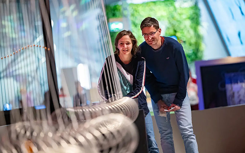 Selbst du Wellenforscher:innen werden in der Ausstellung Wellenwunder. Foto: oh/Andreas Rudolph