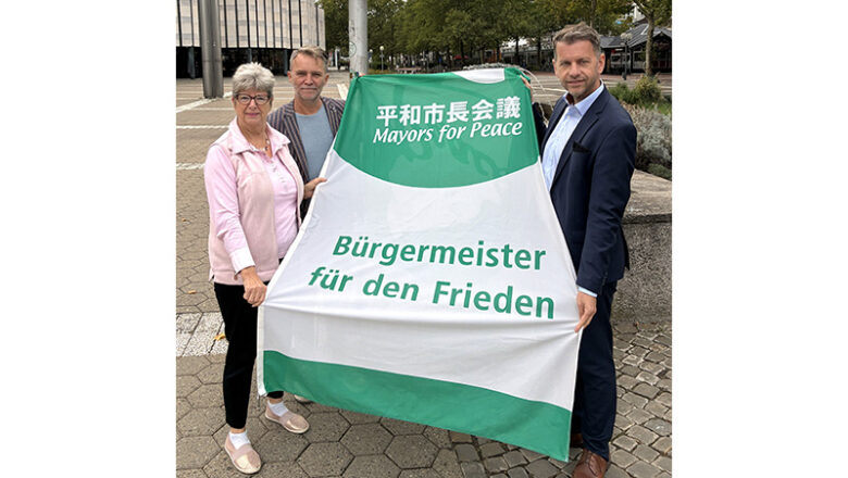 Flaggen zum Weltfriedenstag gehisst