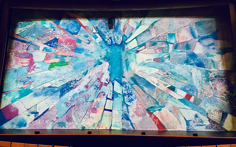 Es ist längst Tradition, dass sich am Wolfsburger Scharoun Theater zu Beginn jeder Weihnachtsmärchen-Vorstellung ein ganz besonderer Vorhang hebt und den Blick auf eine märchenhafte Bühnenwelt freigibt.