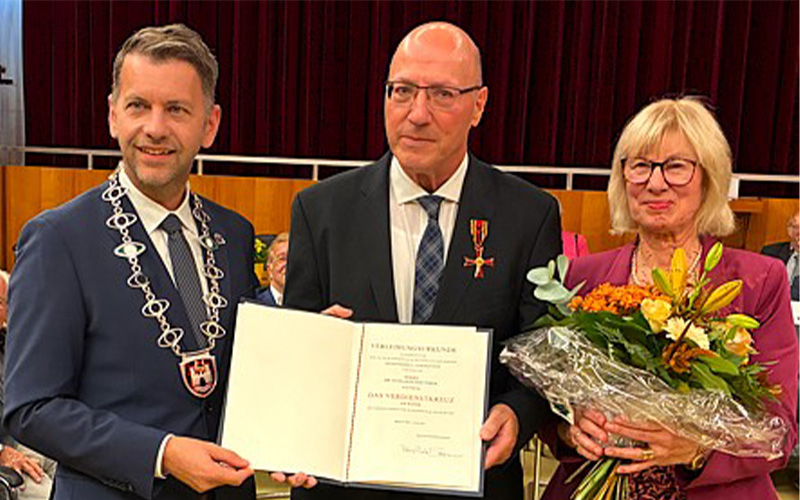 Bundespräsident Frank-Walter Steinmeier hat dem Ehrenbürger der Stadt Wolfsburg, Dr. Hans-Joachim Throl, das Verdienstkreuz am Bande des Verdienstordens der Bundesrepublik Deutschland verliehen.