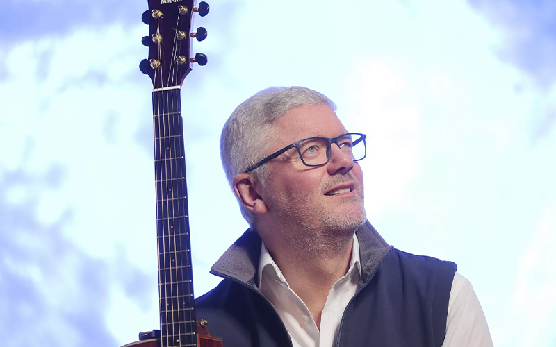 Liedermacher Mario Becker präsentiert am 10. Oktober, um 18.30 Uhr in der Stadtbibliothek der Stadt Salzgitter in Salzgitter-Bad am Marktplatz 11 sein neues Programm „Loopen.Reim“.