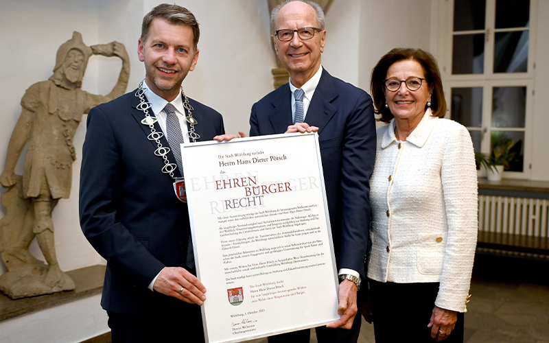 Im Rahmen des Adventsgesprächs verlieh Oberbürgermeister Dennis Weilmann zudem Hans Dieter Pötsch das Ehrenbürgerrecht der Stadt Wolfsburg.