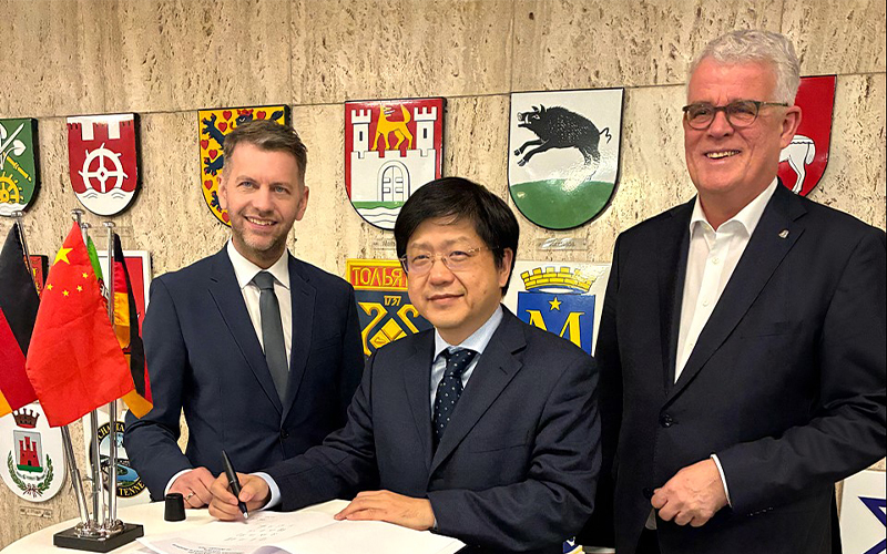 Im Rahmen seines Antrittsbesuchs in Wolfsburg empfing Oberbürgermeister Dennis Weilmann den chinesischen Generalkonsul LIN Dong im Rathaus.