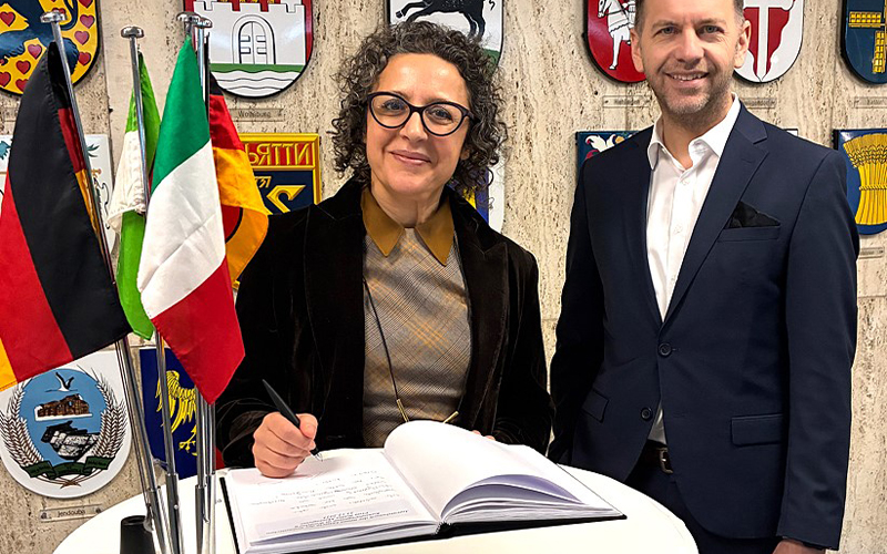 Die neue Konsularagentin Italiens in Wolfsburg, Nadia Montagnino, wurde von Oberbürgermeister Dennis Weilmann im Rathaus empfangen.