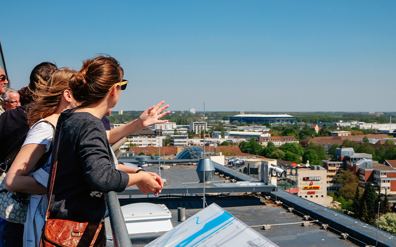 Die Wolfsburg Wirtschaft und Marketing GmbH (WMG) lädt zu einer öffentlichen Führung auf das Wolfsburger Rathausdach ein.
