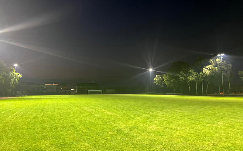 Die Flutlichtanlagen auf den Sportplätzen in Wendschott und Brackstedt wurden auf moderne LED-Technik umgerüstet.