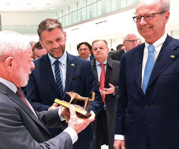 Brasilianischer Präsident Luiz Inácio Lula da Silva trägt sich ins Goldene Buch der Stadt ein