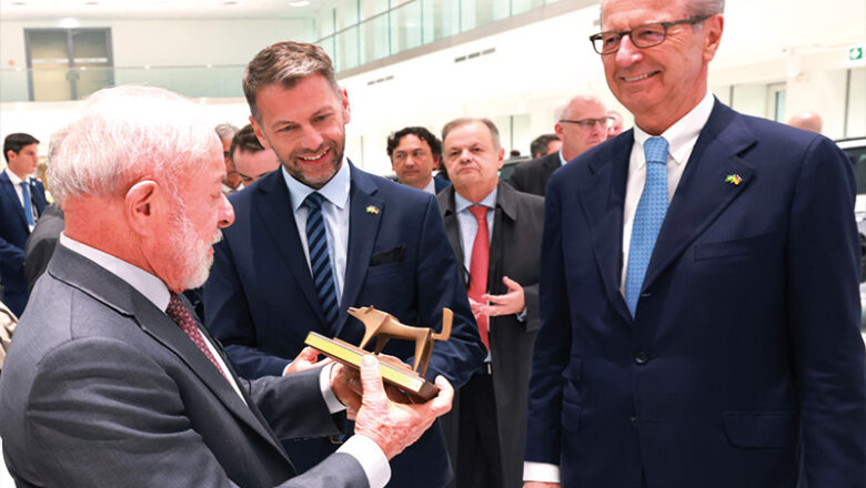 Brasilianischer Präsident Luiz Inácio Lula da Silva trägt sich ins Goldene Buch der Stadt ein