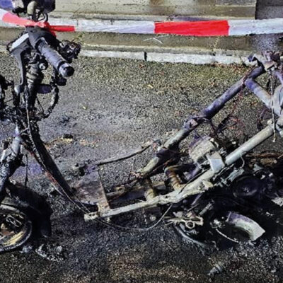 Brennender Motorroller – Polizei sucht Zeugen