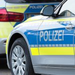 Sachbeschädigung – 28-Jähriger schlägt Scheibe ein und fällt aus Zug