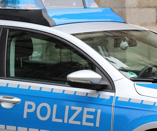 E-Scooter-Fahrer fährt Fünfjährige an und flüchtet