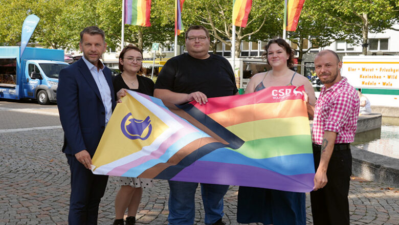 Regenbogenflaggen vor dem Wolfsburger Rathaus