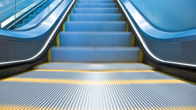 Aufzug und Rolltreppen werden ausgetauscht
