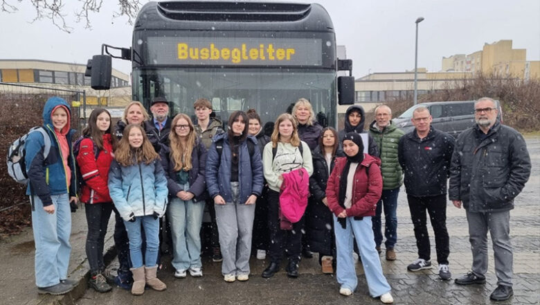 Schülerinnen und Schüler zu Schulbusbegleitern ausgebildet